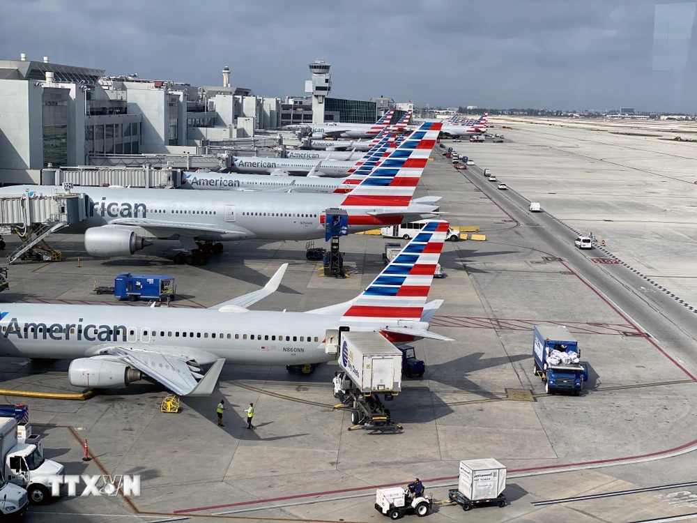 Máy bay của hãng hàng không American Airlines tại sân bay quốc tế Miami, bang Florida, Mỹ. (Ảnh: AFP/TTXVN)