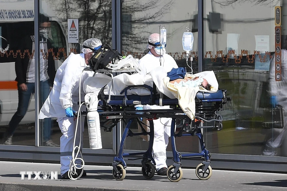 Chuyển nạn nhân COVID-19 tại Trường Đại học Strasbourg, Pháp ngày 16/3/2020. (Ảnh: AFP/TTXVN)