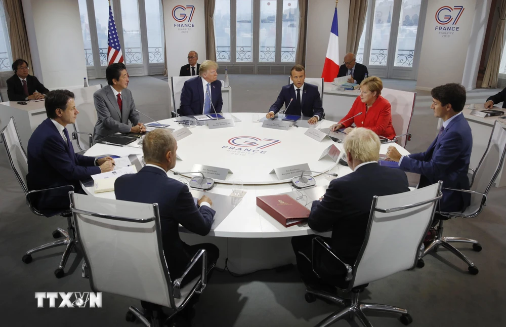 Các nhà lãnh đạo nhóm 7 nước công nghiệp phát triển nhất thế giới (G7) cùng đại diện Liên minh châu Âu tại hội nghị thượng đỉnh ở Biarritz, Tây Nam Pháp ngày 25/8/2019. (Ảnh: AFP/TTXVN)