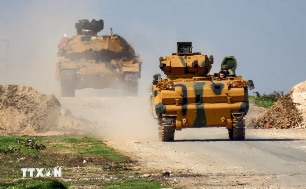 Xe quân sự Thổ Nhĩ Kỳ tham gia cuộc tuần tra chung với Nga trên tuyến đường M4 nối Latakia và Aleppo của Syria ngày 15/3/2020. (Ảnh: AFP/TTXVN)