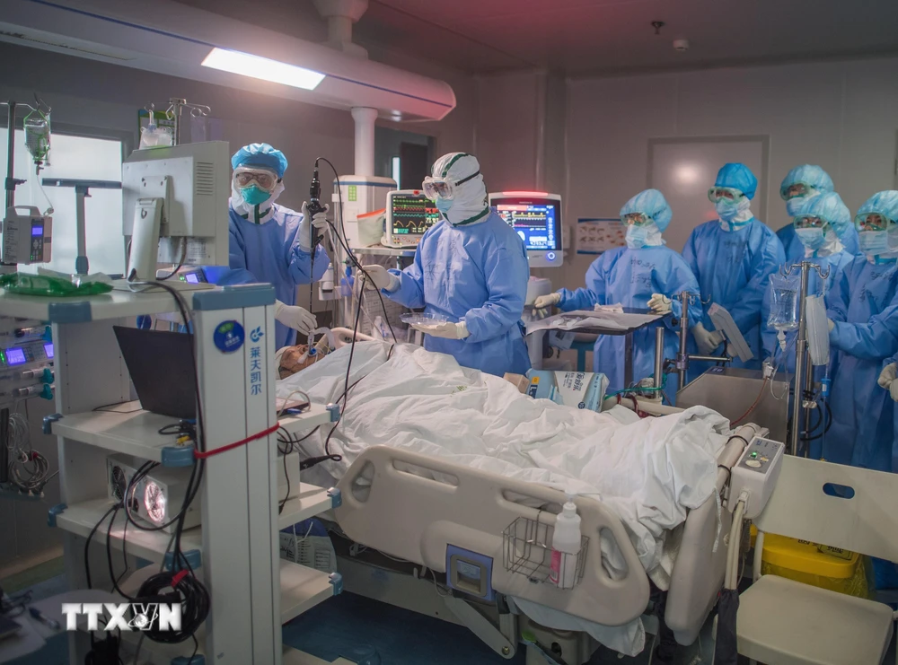 Bệnh nhân nhiễm COVID-19 được điều trị tại bệnh viện ở Vũ Hán, tỉnh Hồ Bắc, Trung Quốc ngày 19/3/2020. (Ảnh: THX/TTXVN)