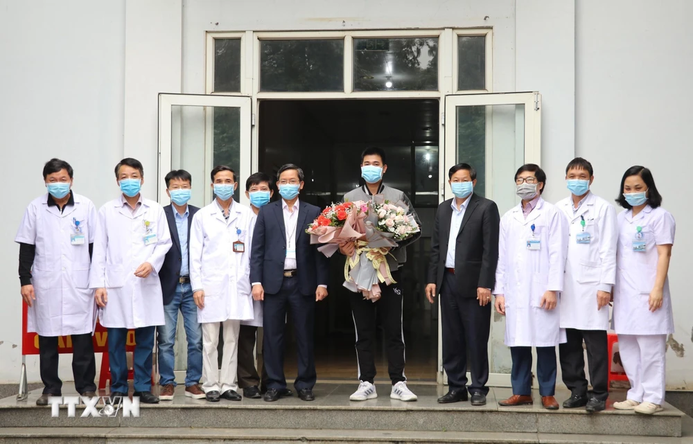 Lãnh đạo Sở Y tế tỉnh Ninh Bình và tập thể lãnh đạo Bệnh viện Đa khoa tỉnh Ninh Bình chúc mừng bệnh nhân được xuất viện. (Ảnh: Đức Phương/TTXVN)