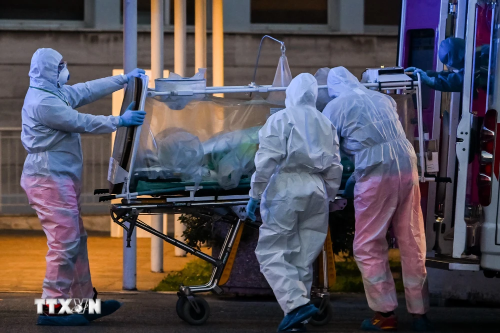 Nhân viên y tế chuyển bệnh nhân mắc COVID-19 tại một bệnh viện ở Rome, Italy. (Ảnh: AFP/TTXVN)