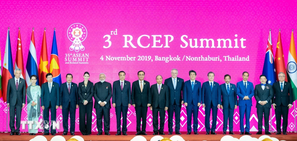Lãnh đạo các nước thành viên Hiệp định Đối tác Kinh tế Toàn diện khu vực (RCEP) chụp ảnh chung tại Hội nghị thượng đỉnh RCEP lần thứ 3 ở Bangkok, Thái Lan, ngày 4/11/2019. (Ảnh: AFP/TTXVN)