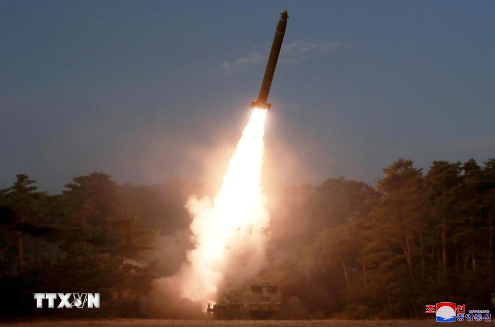(Ảnh do Hãng thông tấn Trung ương Triều Tiên phát): Pháo tầm xa được bắn thử trong cuộc tập trận pháo binh của Triều Tiên ngày 9/3/2020. (Ảnh: Yonhap/TTXVN)