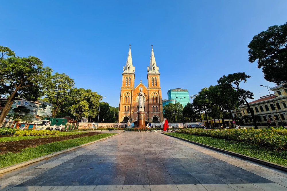 Nhà thờ Đức Bà tại Thành phố Hồ Chí Minh sáng 25/3/2020 (Ảnh: Ngô Trần Hải An/Vietnam+)