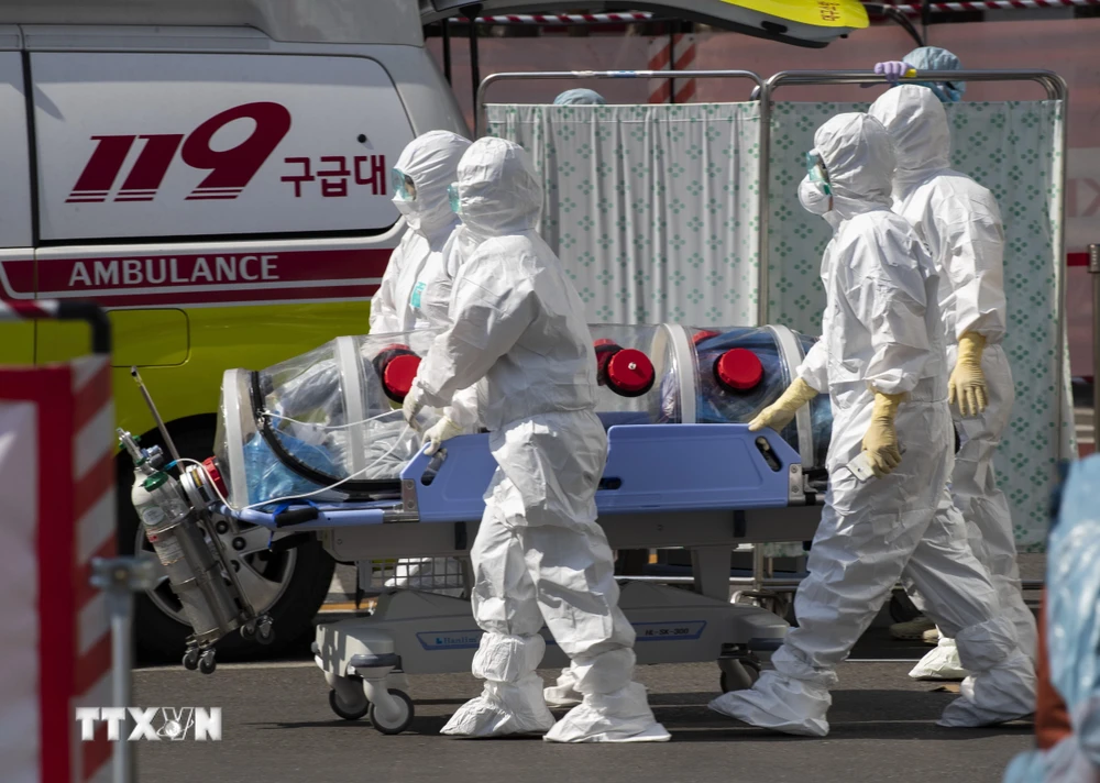 Nhân viên y tế chuyển bệnh nhân nhiễm COVID-19 tới bệnh viện Trường đại học quốc gia Kyungpook ở Daegu, Hàn Quốc. (Ảnh: THX/TTXVN)