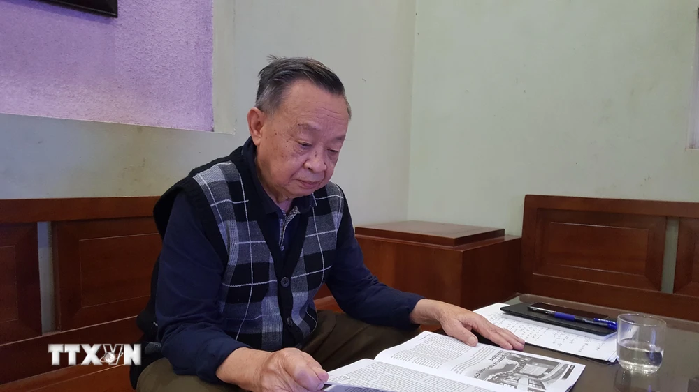 Kỹ sư Phạm Lộc đang say sưa đọc Nội san Thông tấn. (Ảnh: Đinh Thuận/TTXVN)