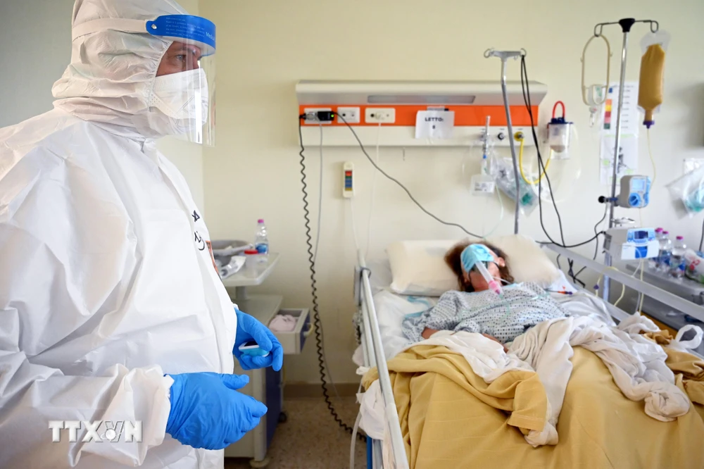 Nhân viên y tế chăm sóc bệnh nhân mắc COVID-19 tại một bệnh viện ở Rome, Italy ngày 29/4/2020. (Ảnh: AFP/TTXVN)