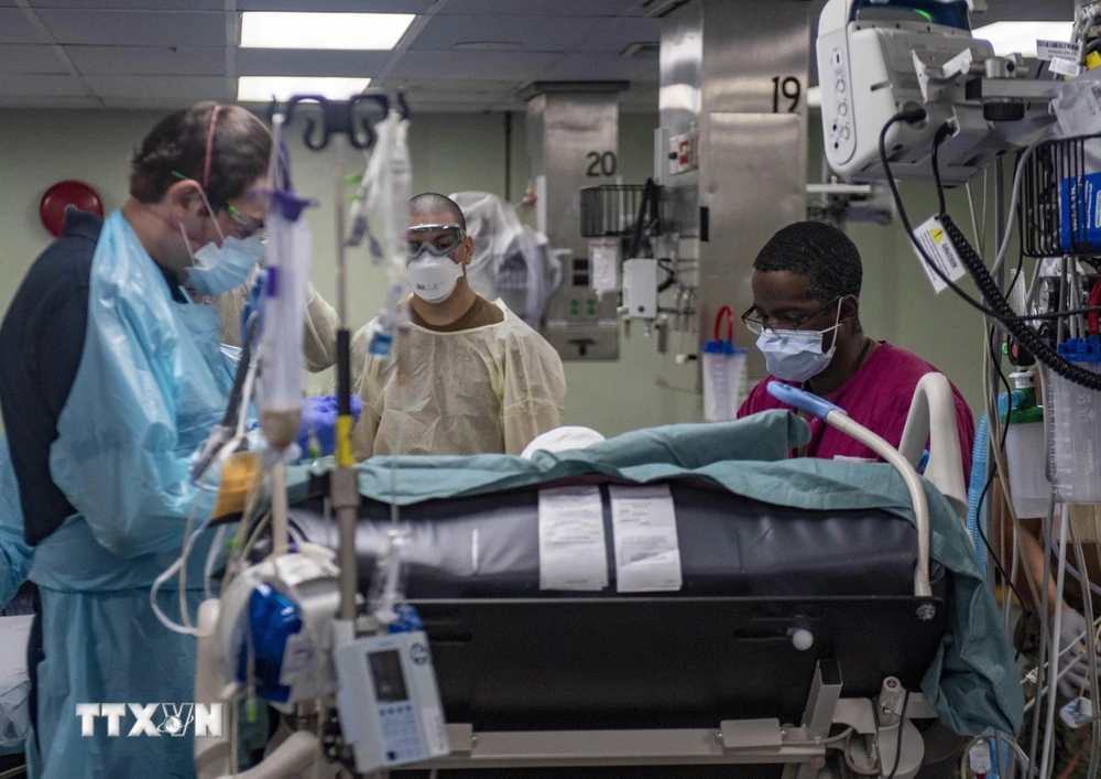 Nhân viên y tế Mỹ chuyển bệnh nhân nhiễm COVID-19 từ tàu bệnh viện USNS Comfort về tiếp tục điều trị tại một bệnh viện địa phương ở New York. (Ảnh: AFP/TTXVN)