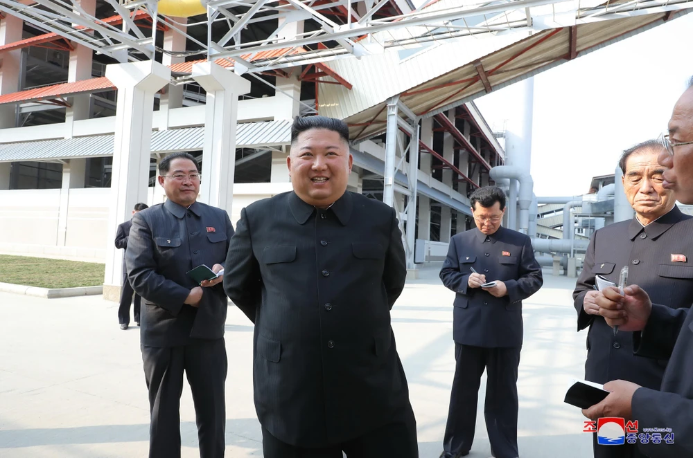Nhà lãnh đạo Triều Tiên Kim Jong-un (giữa) thăm nhà máy sản xuất phân lân vừa khánh thành ở Sunchon, phía Bắc thủ đô Bình Nhưỡng ngày 1/5/2020. (Ảnh: Yonhap/TTXVN)