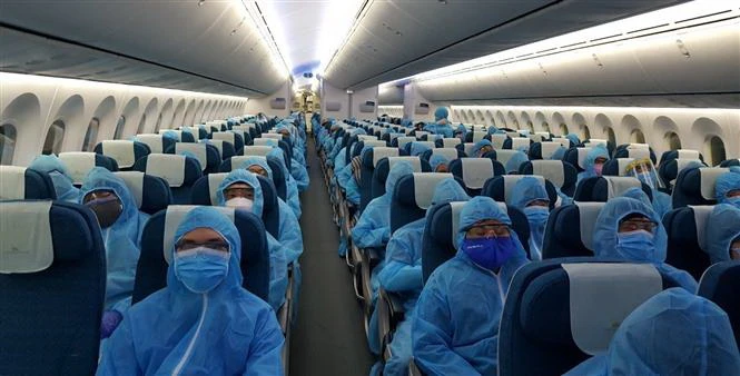 Bên trong chuyến bay đặc biệt hồi hương 340 công dân Việt Nam bị kẹt tại Ấn Độ. (Ảnh: Huy Lê/TTXVN)
