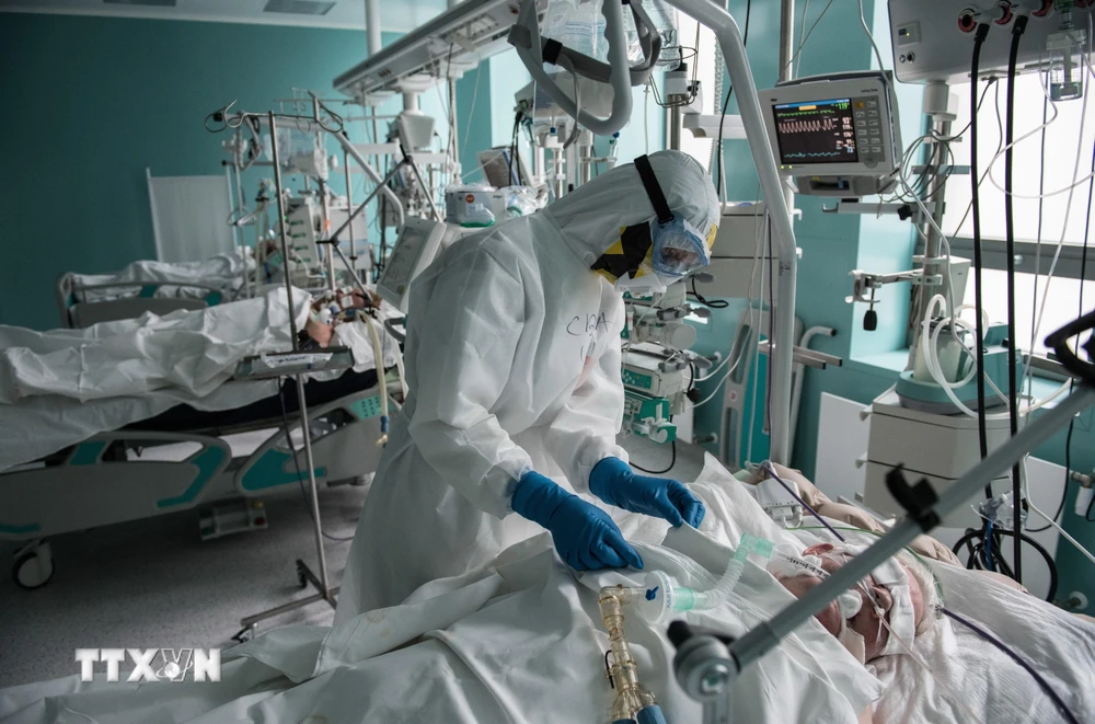 Nhân viên y tế điều trị cho bệnh nhân COVID-19 tại bệnh viện ở Moskva, Nga ngày 14/5/2020. (Ảnh: THX/TTXVN)