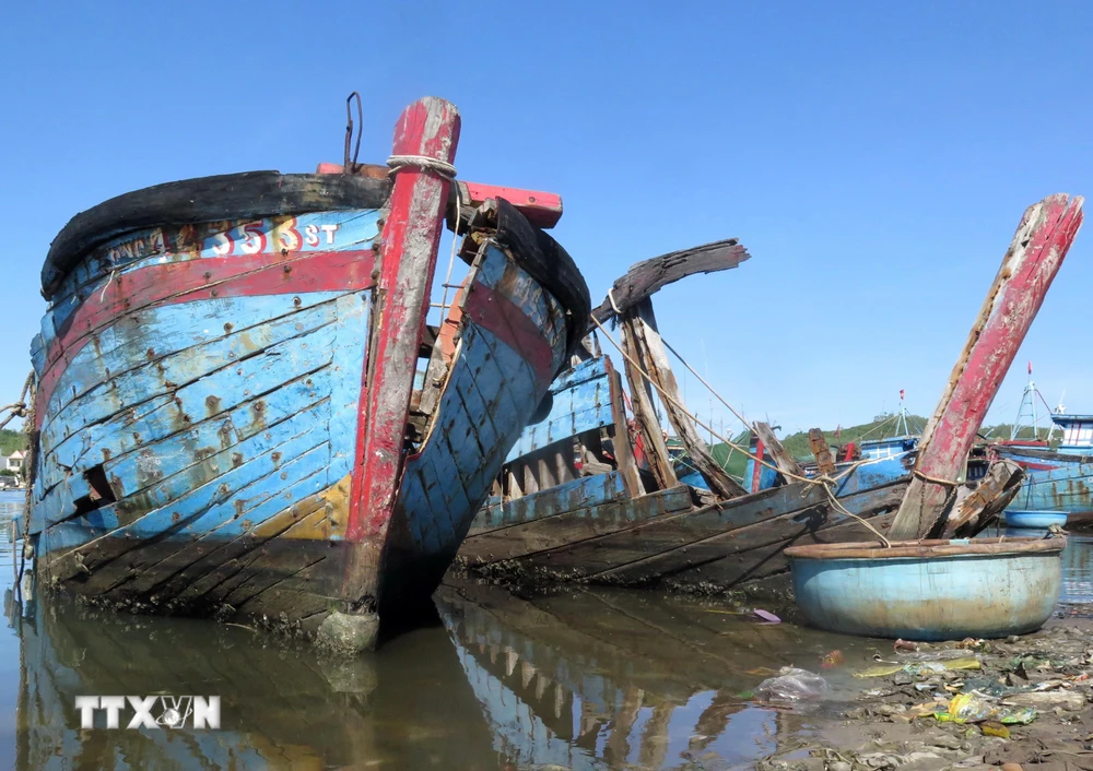 Những xác tàu nằm ngổn ngang trước cảng cá Sa Huỳnh. (Ảnh: Phước Ngọc/TTXVN)