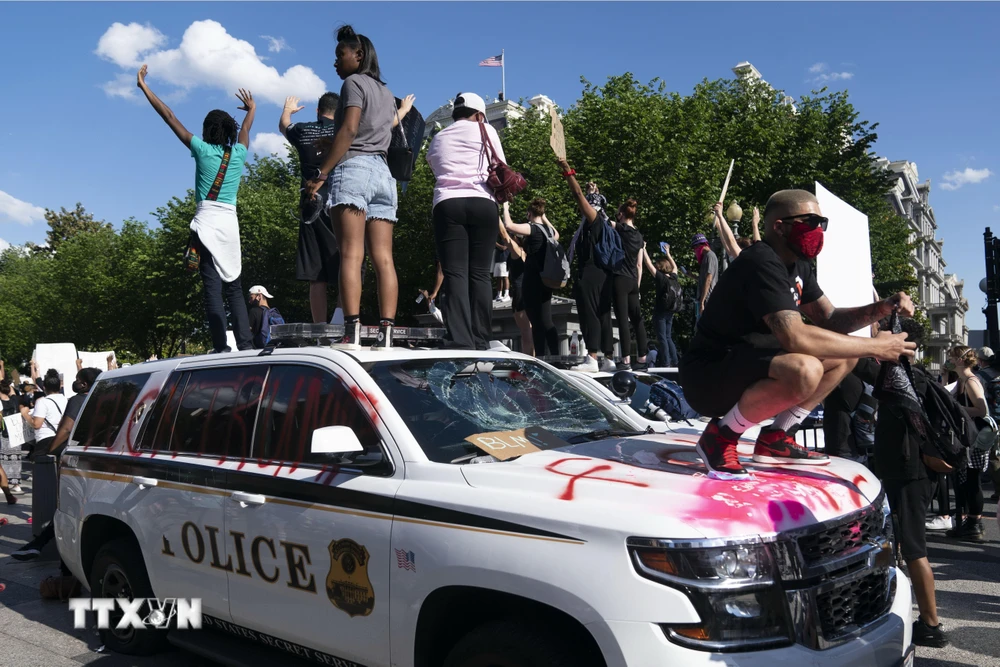 Người biểu tình tuần hành tại Washington D.C., Mỹ ngày 30/5/2020, bày tỏ phẫn nộ trước cái chết của người da màu George Floyd. (Ảnh: THX/TTXVN)