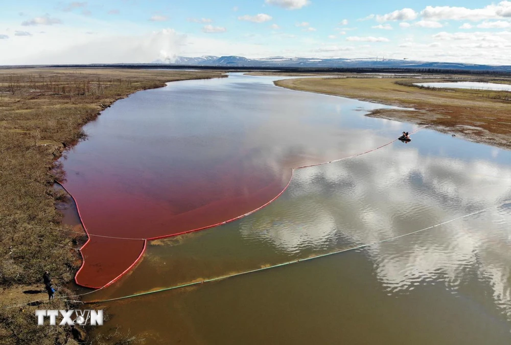 Một vệt dầu diesel lớn trên sông Ambarnaya sau sự cố tràn dầu ở Norilsk thuộc vùng Siberia, Nga ngày 3/6/2020. (Ảnh: AFP/TTXVN)
