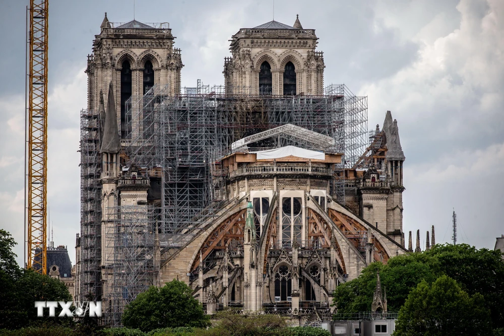 Nhà thờ Đức Bà ở Paris, Pháp trong quá trình phục dựng sau hỏa hoạn. (Ảnh: THX/TTXVN)