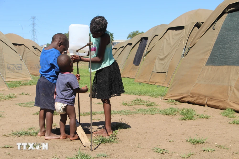 Trẻ em tại một trại tị nạn tại khu vực ngoại ô Windhoek, Namibia. (Ảnh: THX/TTXVN)