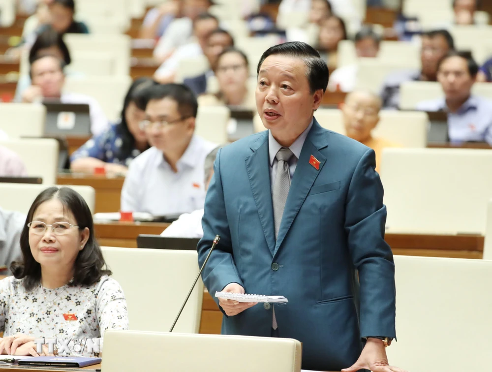 Bộ trưởng Bộ Tài nguyên và Môi trường Trần Hồng Hà trả lời và làm rõ một số vấn đề các đại biểu Quốc hội nêu. (Ảnh: TTXVN)