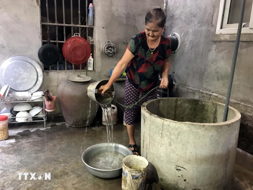 Nguồn nước sinh hoạt của hàng nghìn hộ dân xã Đô Thành hiện nay chủ yếu từ nước mưa và nước giếng khoan. (Ảnh: Tá Chuyên/TTXVN)