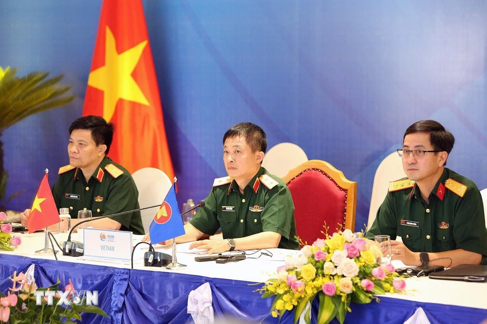 Trung tướng Vũ Chiến Thắng, Cục trưởng Cục Đối ngoại, Bộ Quốc phòng Việt Nam, Trưởng ADSOM WG Việt Nam chủ trì hội nghị. (Ảnh: Dương Giang/TTXVN)