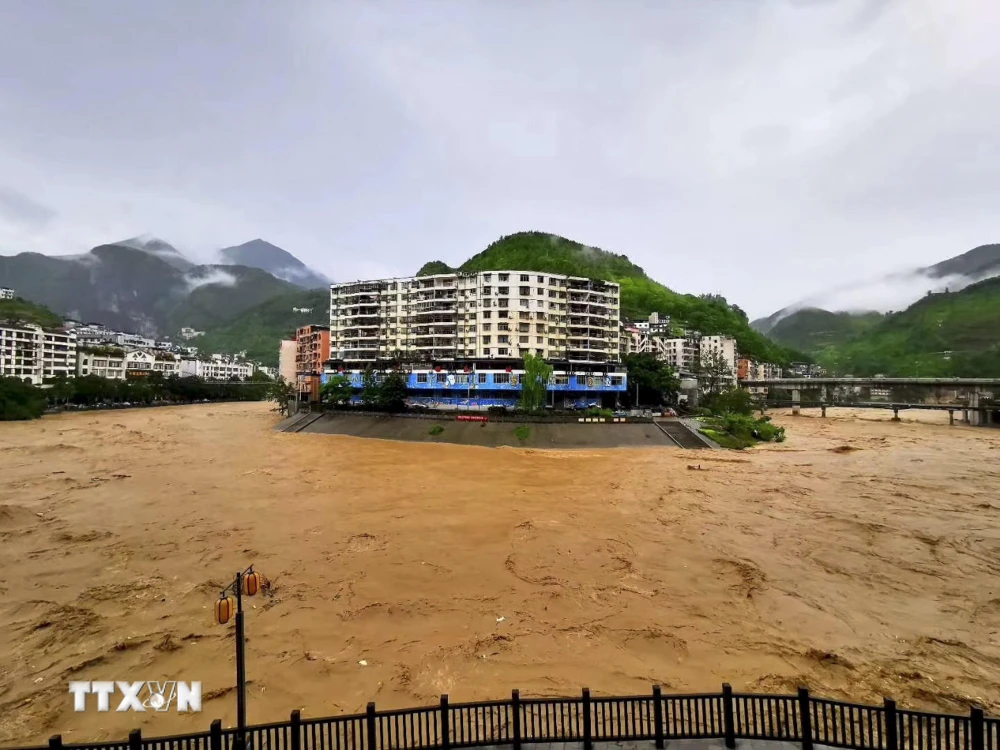 Nước sông dâng cao do mưa lũ tại Trùng Khánh, Trung Quốc. (Ảnh: THX/TTXVN)
