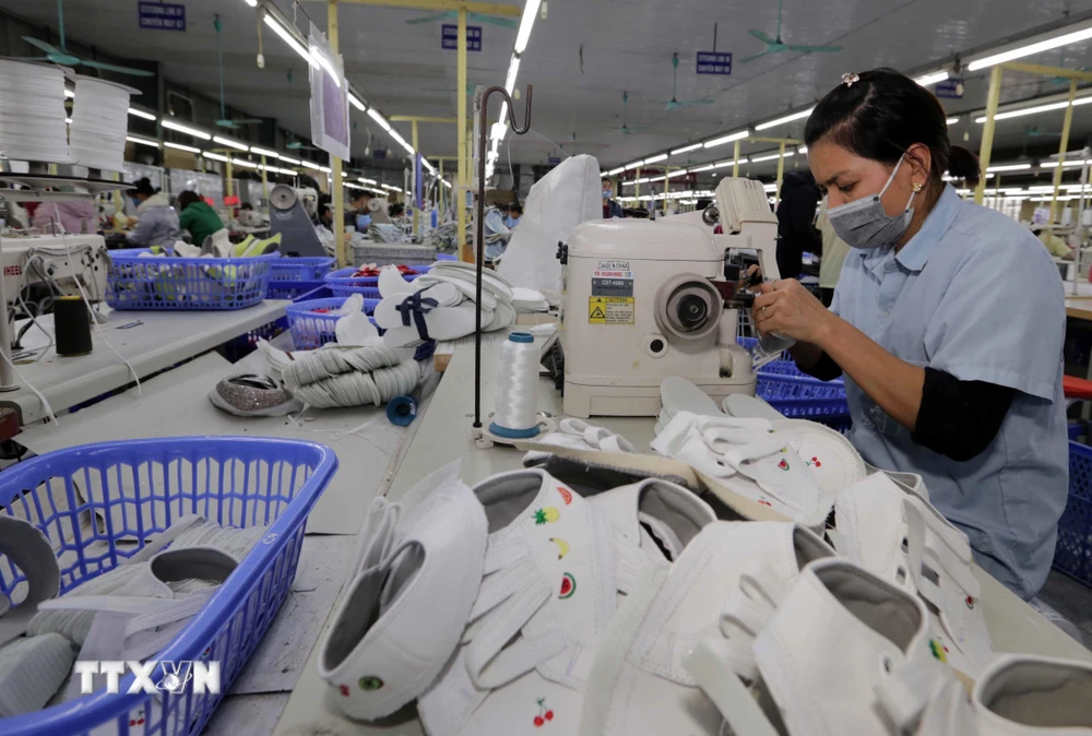 May giày xuất khẩu tại Công ty Trách nhiệm hữu hạn hóa dệt Hà Tây, xã Cam Thượng, Ba Vì, Hà Nội. (Ảnh: Trần Việt/TTXVN)