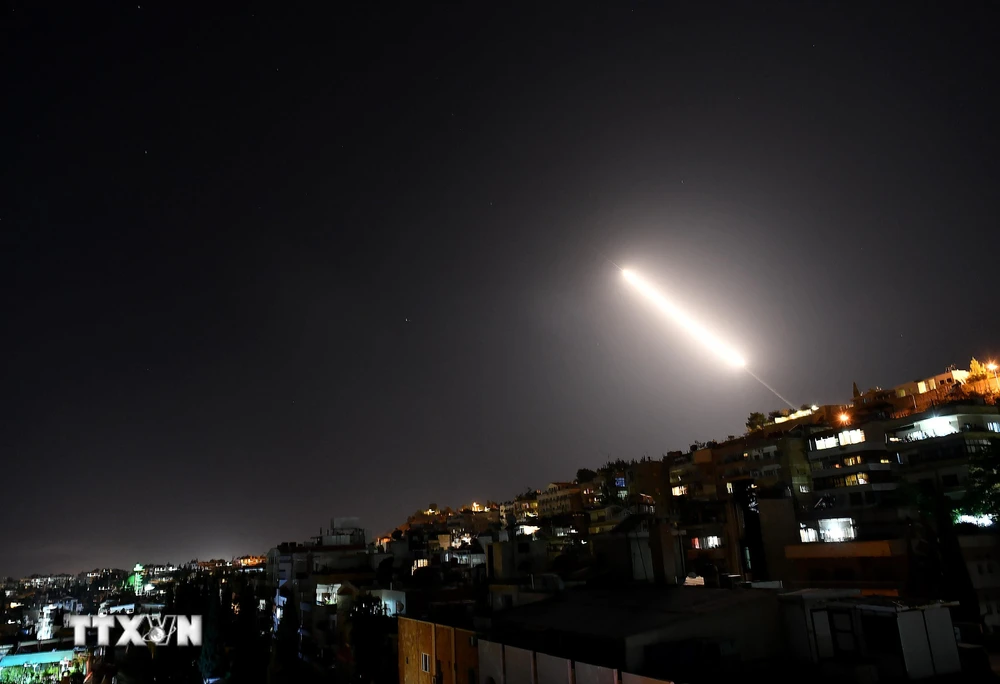Tên lửa phòng không Syria trên bầu trời thủ đô Damascus ngày 20/7/2020. (Ảnh: THX/TTXVN)