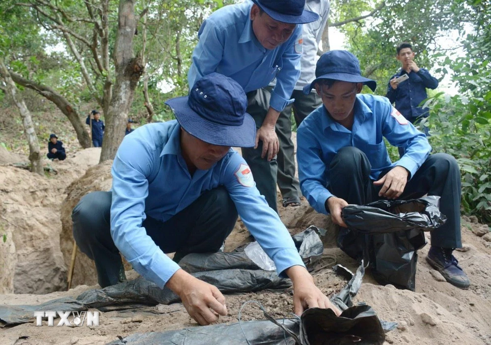 Cán bộ, chiến sỹ Đội K93 tìm kiếm hài cốt liệt sỹ quân tình nguyện Việt Nam hy sinh qua các thời kỳ chiến tranh ở trên địa bàn huyện Tịnh Biên, tỉnh An Giang trong giai đoạn mùa khô năm 2020. (Ảnh: Công Mạo/TTXVN)