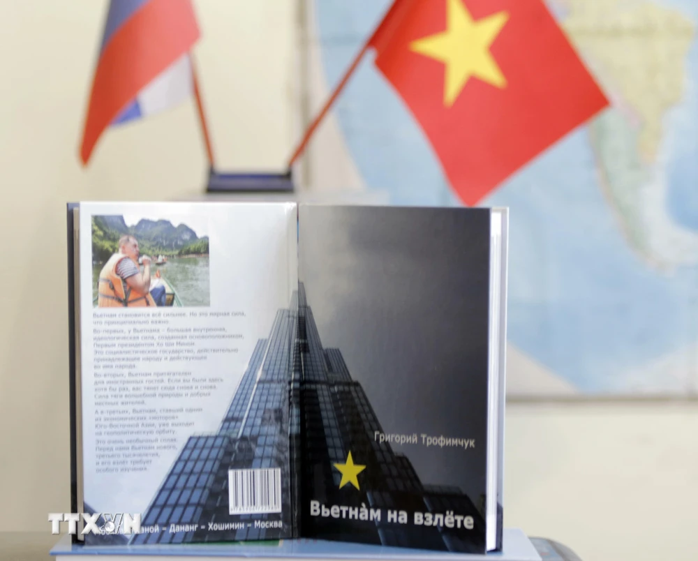 Cuốn sách “Việt Nam cất cánh” góp phần tô thắm thêm tình hữu nghị Việt Nam-Liên bang Nga. (Ảnh: Hồng Quân/TTXVN)