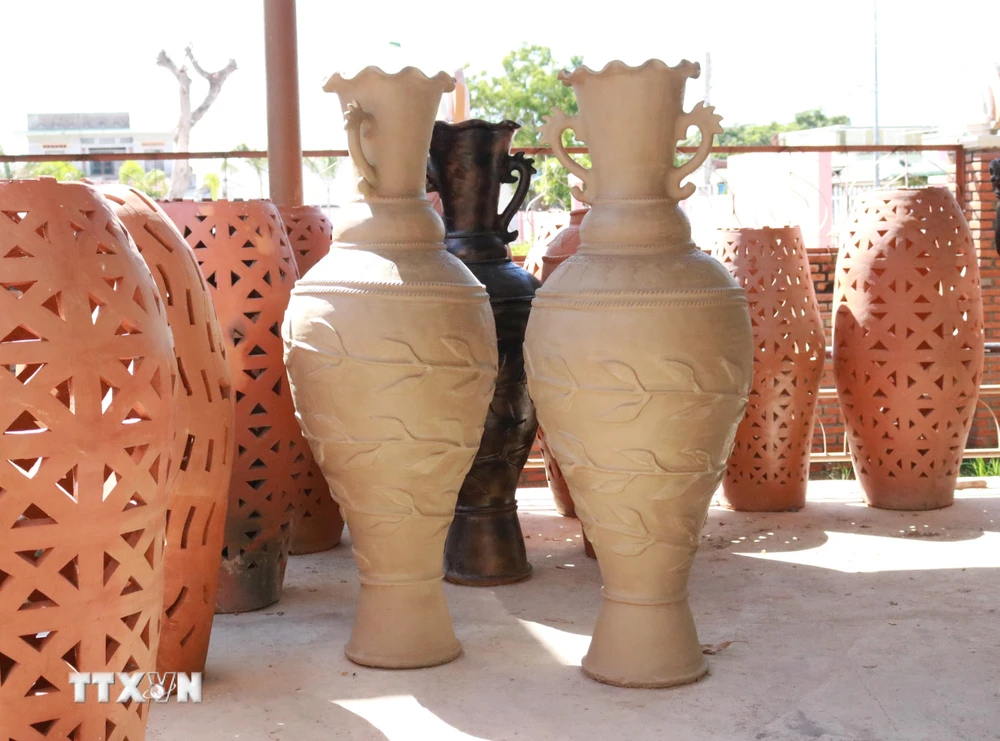 Dòng sản phẩm gốm mới của Hợp tác xã gốm Chăm Bàu Trúc (huyện Ninh Phước). (Ảnh: Nguyễn Thành/TTXVN)