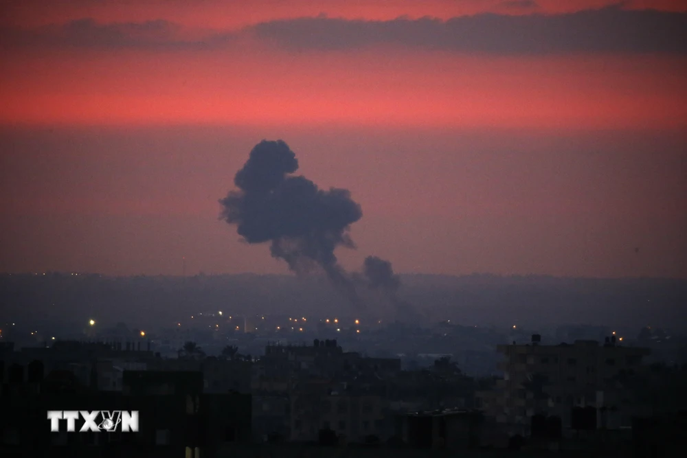 Cột khói bốc lên sau vụ tấn công của các máy bay chiến đấu Israel nhằm vào mục tiêu của Hamas tại Gaza ngày 21/8/2020. (Ảnh: AFP/TTXVN)