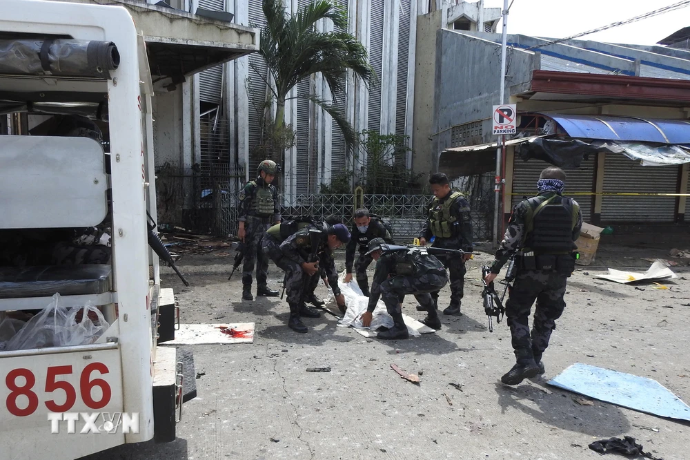 Lực lượng an ninh chuyển thi thể nạn nhân tại hiện trường một vụ nổ ở Jolo, tỉnh Sulu, Philippines. (Ảnh: AFP/TTXVN)