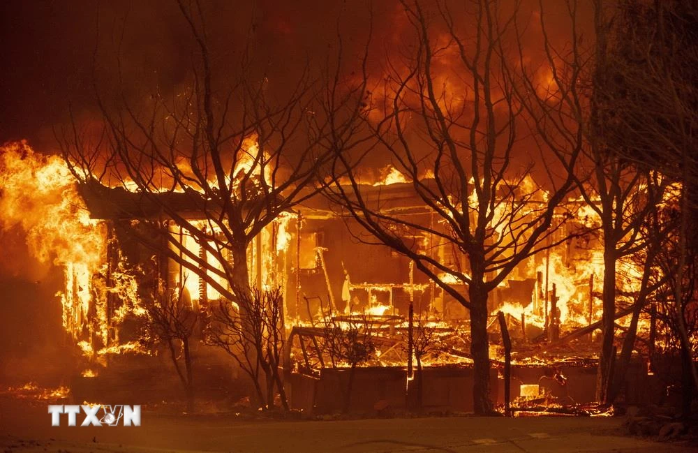 Nhiều ngôi nhà bị phá hủy trong vụ cháy rừng ở bang California, Mỹ, ngày 18/8/2020. (Ảnh: AFP/TTXVN)