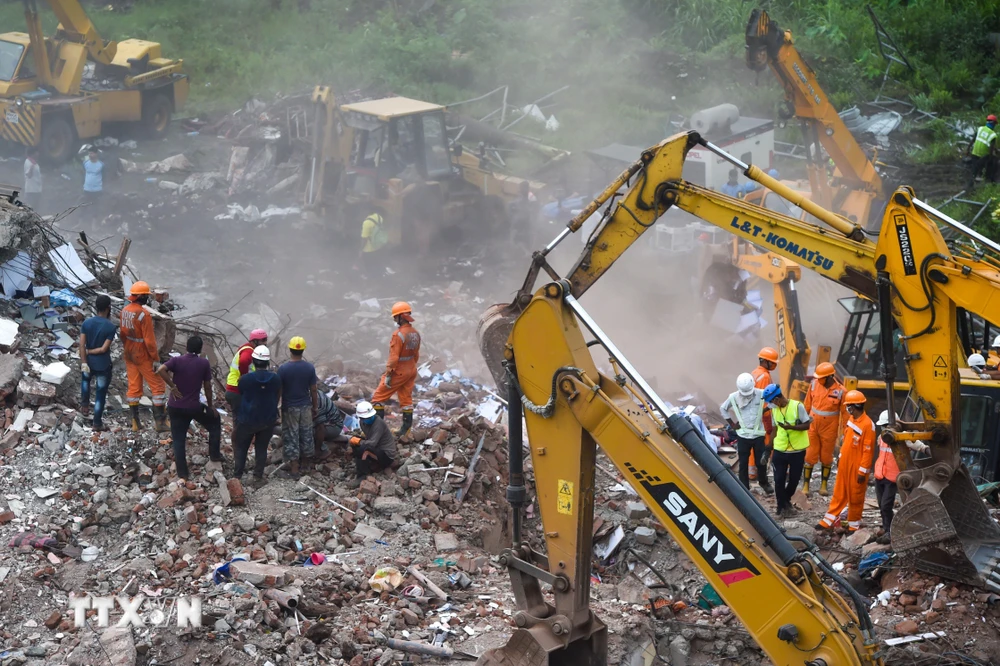 Lực lượng cứu hộ tìm kiếm nạn nhân mắc kẹt dưới đống đổ nát của tòa nhà bị sập tại thị trấn Mahad, Ấn Độ ngày 25/8/2020. (Ảnh: AFP/TTXVN)