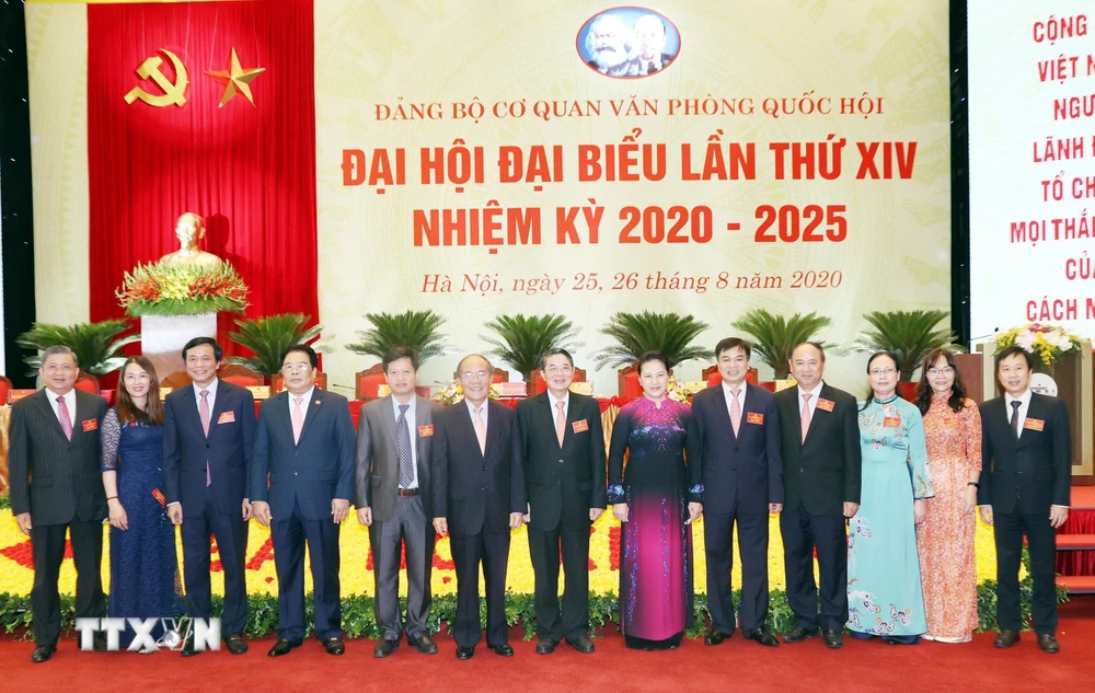 Chủ tịch Quốc hội Nguyễn Thị Kim Ngân chụp ảnh lưu niệm với các đại biểu dự Đại hội. (Ảnh: Trọng Đức/TTXVN)