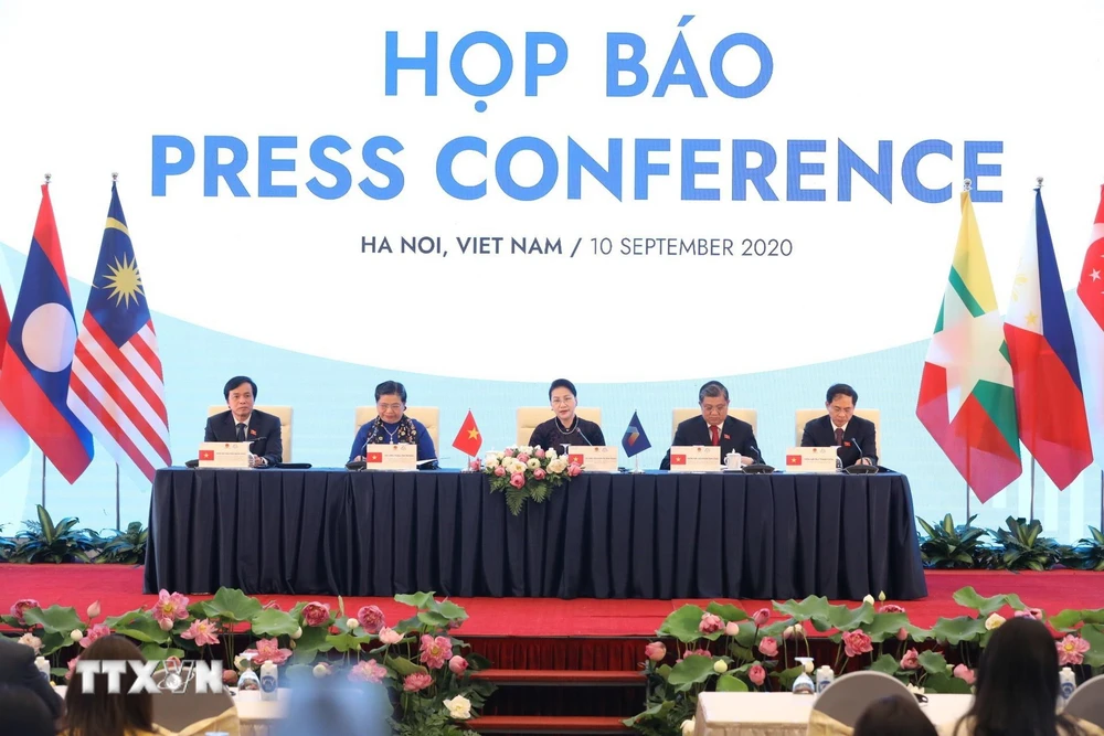 Chủ tịch Quốc hội Nguyễn Thị Kim Ngân, Chủ tịch AIPA 41 chủ trì buổi Họp báo thông báo về kết quả AIPA 41. (Ảnh: Văn Điệp/TTXVN)