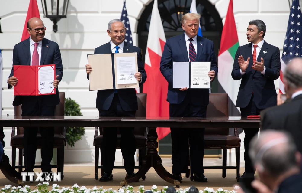 (Từ trái sang): Ngoại trưởng Bahrain Abdullatif al-Zayani, Thủ tướng Israel Benjamin Netanyahu, Tổng thống Mỹ Donald Trump và Ngoại trưởng UAE Abdullah bin Zayed Al-Nahyan tại lễ ký thỏa thuận bình thường hóa quan hệ ở Nhà Trắng, Washington DC., Mỹ ngày 1
