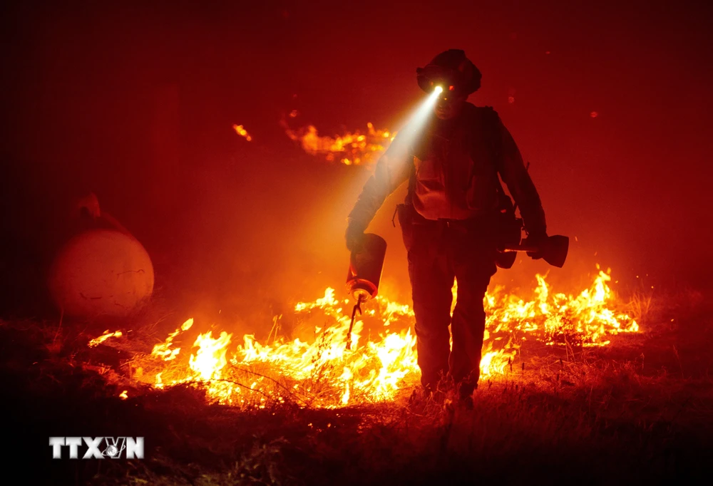 Lính cứu hỏa tham gia dập lửa cháy rừng tại hạt Butte, California, Mỹ ngày 9/9/2020. (Ảnh: AFP/TTXVN)