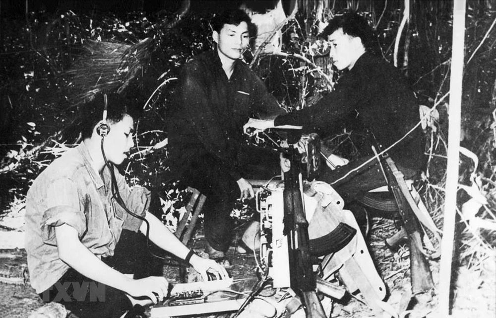 Tổ điện báo Thông tấn xã Giải phóng (nay là Thông tấn xã Việt Nam) điện tin từ mặt trận về căn cứ trong kháng chiến chống Mỹ, cứu nước. (Ảnh: Tư liệu TTXVN)