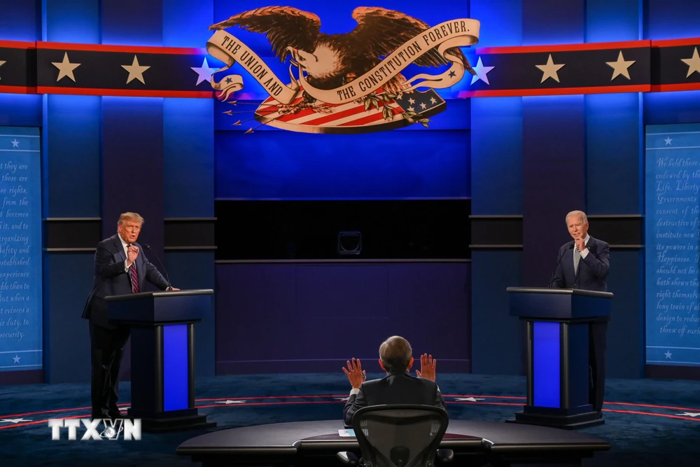 Đương kim Tổng thống Mỹ Donald Trump (trái) và ứng cử viên Tổng thống đảng Dân chủ Joe Biden (phải) tại vòng tranh luận trực tiếp đầu tiên ở thành phố Cleveland, bang Ohio sáng 30/9. (Ảnh: AFP/TTXVN)