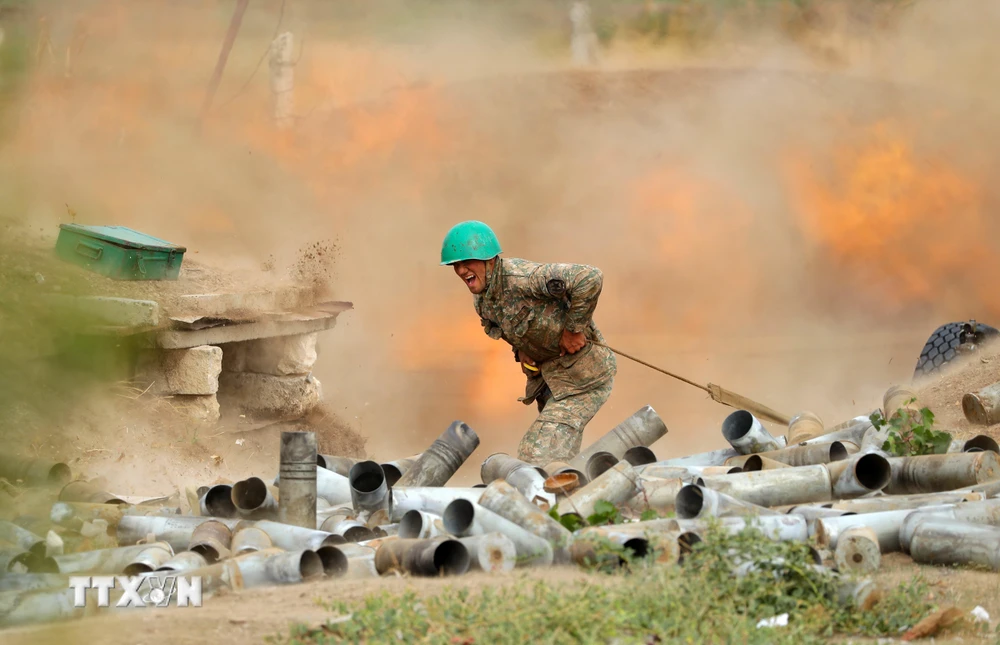 Lực lượng Armenia bắn đạn pháo nhằm vào các vị trí của quân đội Azerbaijan tại khu vực tranh chấp Nagorny-Karabakh. (Ảnh: AFP/TTXVN)