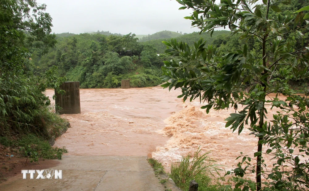 Một số ngầm, cầu tràn bị ngập sâu khiến nhiều địa phương tại huyện Minh Hóa bị chia cắt, cô lập. (Ảnh: Văn Tý/TTXVN)