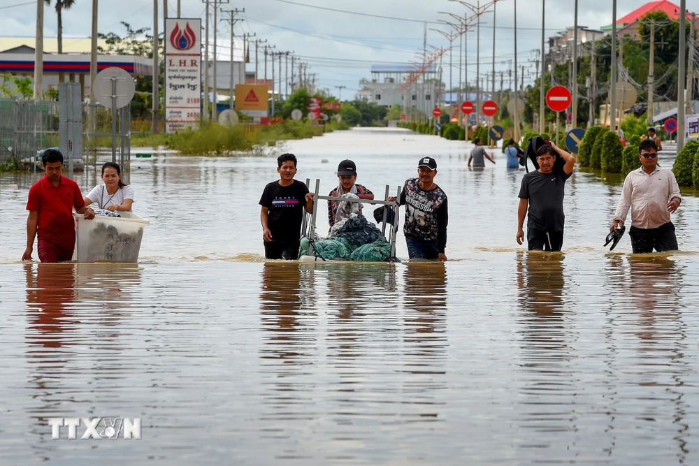 Cảnh ngập lụt tại ngoại ô Phnom Penh, Campuchia,. (Ảnh: AFP/TTXVN)