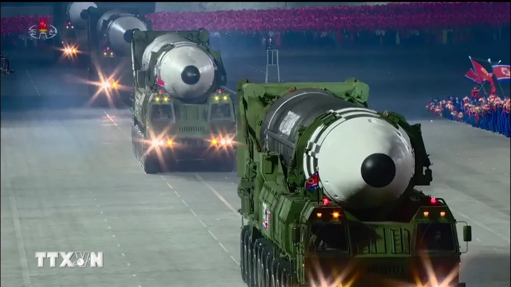 Bệ phóng tên lửa kiêm xe chở (TEL) của mẫu ICBM mới có đến 11 trục, 22 bánh xe. (Ảnh: AFP/TTXVN)