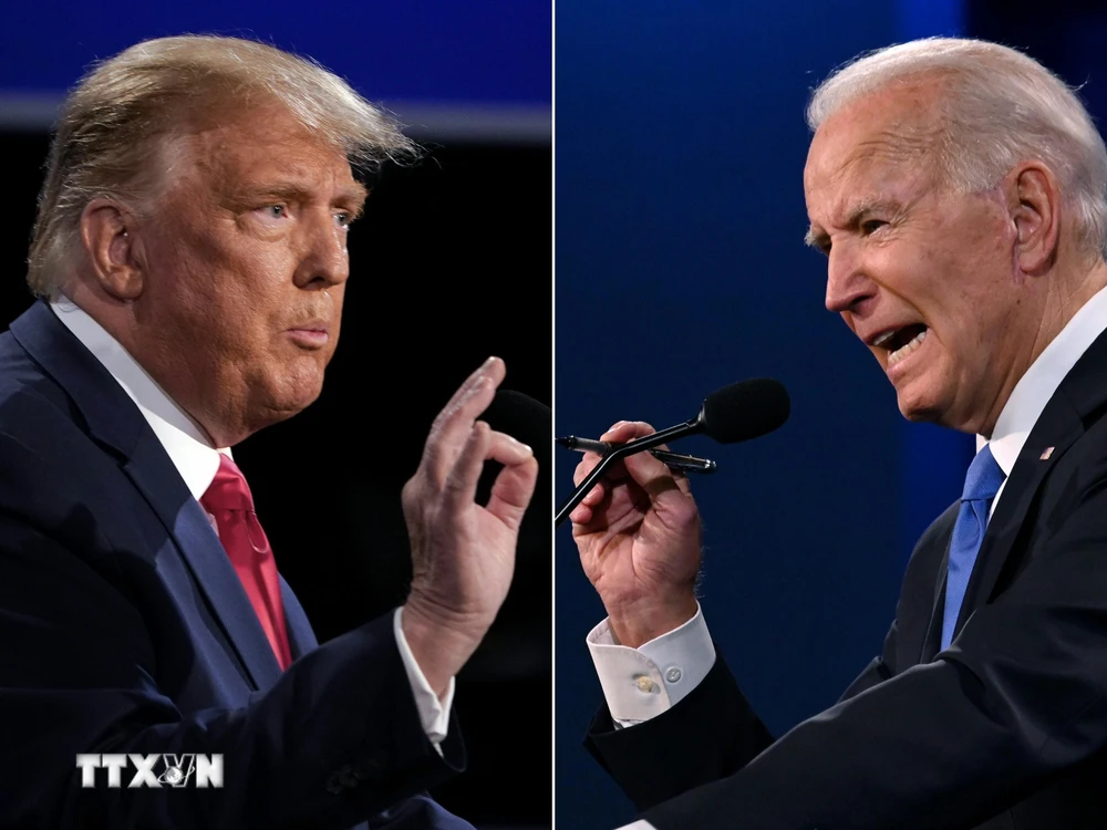 Tổng thống Mỹ Donald Trump (trái) và ứng viên Tổng thống của đảng Dân chủ Joe Biden tại vòng tranh luận trực tiếp cuối cùng ở thành phố Nashville, bang Tennesse. (Ảnh: AFP/TTXVN)