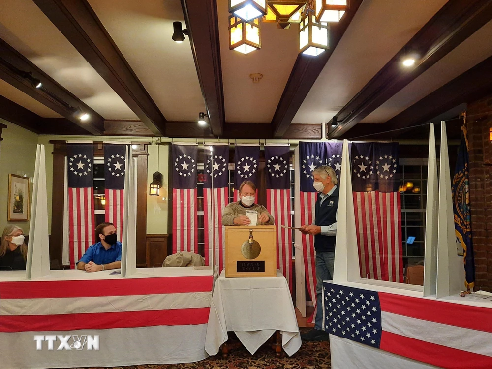 Cử tri bỏ phiếu bầu Tổng thống Mỹ 2020 trong Ngày Bầu cử tại điểm bầu cử ở thị trấn Dixville Notch, bang New Hampshire, Mỹ ngày 3/11/2020. (Ảnh: THX/TTXVN)