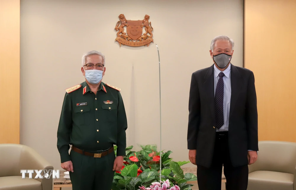 Thứ trưởng Bộ Quốc phòng Nguyễn Chí Vịnh chào xã giao Bộ trưởng Quốc phòng Ng Eng Hen ngày 6/11/2020. (Ảnh: Lê Dương/TTXVN)