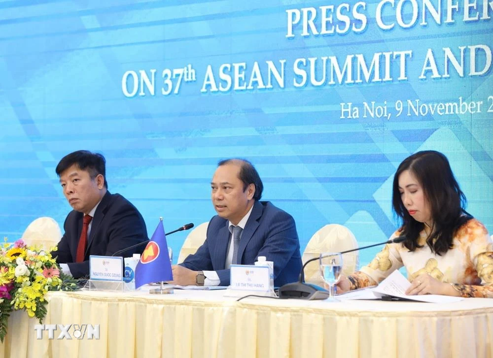 Thứ trưởng Bộ Ngoại giao Nguyễn Quốc Dũng, Trưởng SOM ASEAN Việt Nam chủ trì Họp báo. (Ảnh: Văn Điệp/TTXVN)