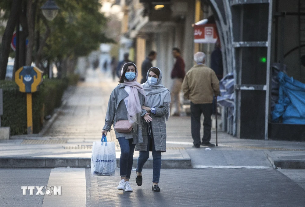Người dân đeo khẩu trang phòng lây nhiễm COVID-19 tại Mashhad, Iran. (Ảnh: THX/ TTXVN)